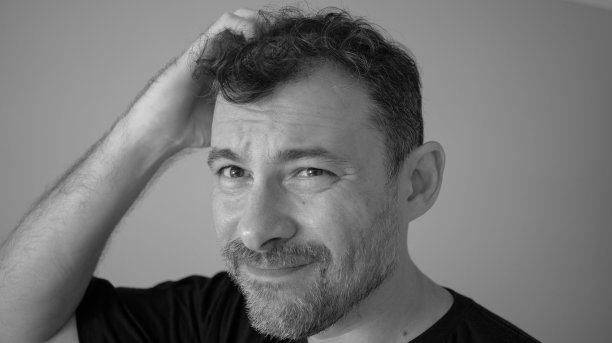 黑白写真，描绘了一个男人的面部表情图片下载