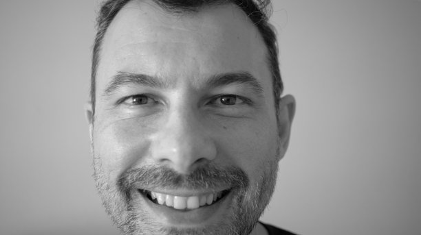 黑白写真，描绘了一个男人的面部表情图片下载