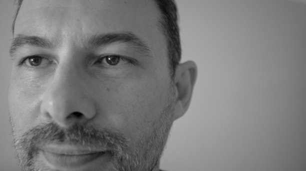 黑白写真，描绘了一个男人的面部表情图片下载