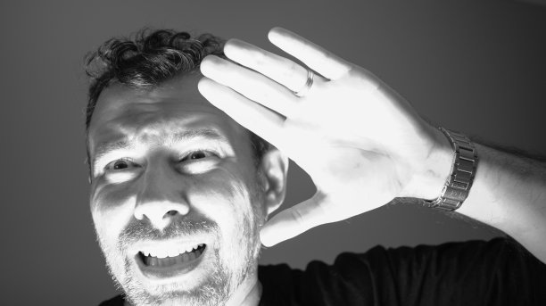 黑白写真，描绘了一个男人的面部表情图片下载