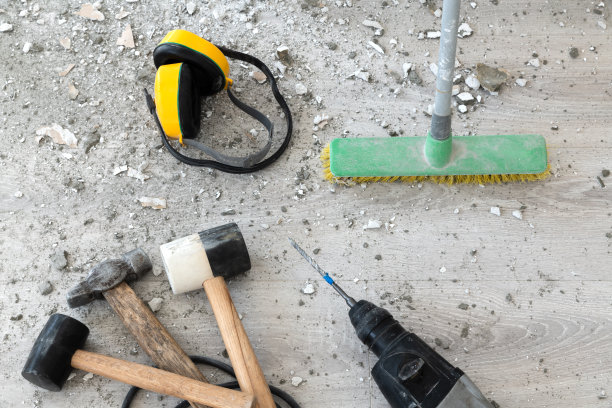 嘈杂和肮脏工作的概念。地板上有几块旧灰泥。图片下载