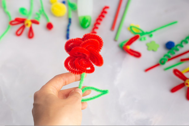 手工制作的毛绒绒的电线花工艺与儿童妇女的母亲节礼物图片下载