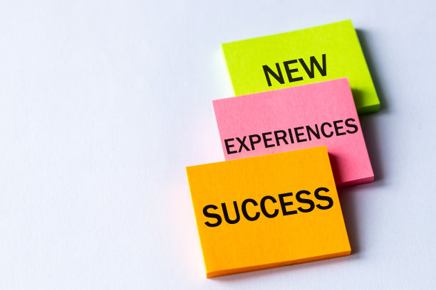 彩色卡片上的笔记，激励文本，新的经历，积极的心态，成功，概念，个人发展，创造性思维，新业务，学习的乐趣，自我工作，复制空间图片下载