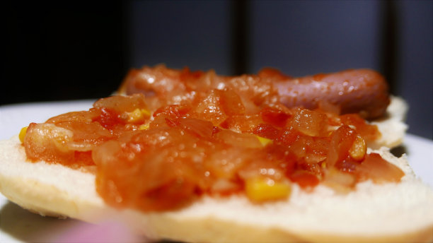 洋葱酱，特写镜头。盘子里的热狗。一盘热狗。香肠热狗。吃晚餐图片下载