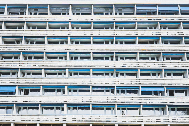 大型住宅楼，相同的窗户和阳台，公寓楼，摩天大楼，全框架，图片下载