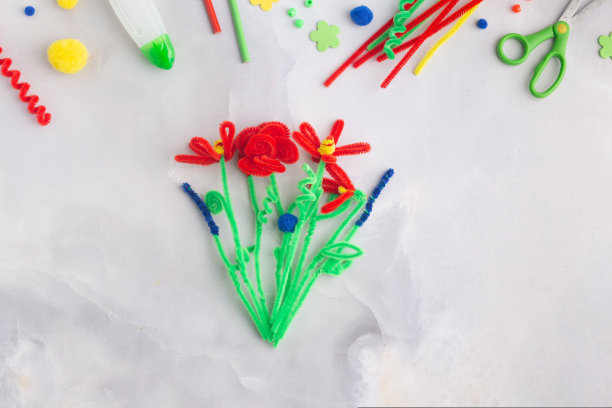 手工制作的毛绒绒的电线花工艺与儿童妇女的母亲节礼物图片下载