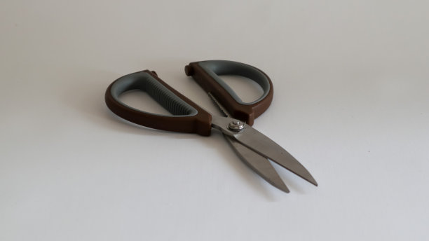 带有木制图案手柄的剪刀图片下载