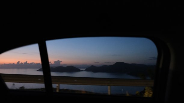 车窗外的海和山图片下载