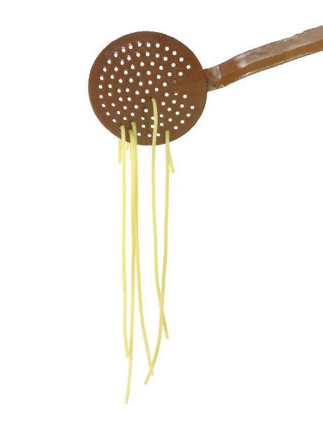 意大利面挂在老式的搪瓷厨房用具上，意大利菜，意大利菜，孤立在白色的背景上图片下载