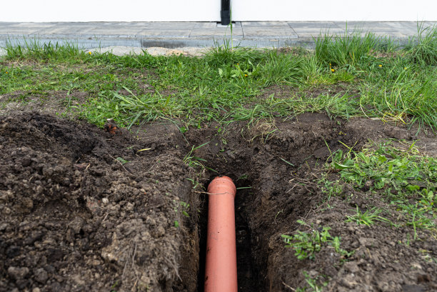 橙色PVC管埋在地下与排水沟相连，用于与排水管相连。图片下载