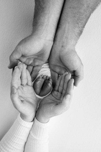 孩子的腿在母亲、父亲、父母的手中。一个小新生儿的脚特写。小宝宝的脚。妈妈和她的孩子。幸福家庭概念。母亲的黑白照片。图片下载