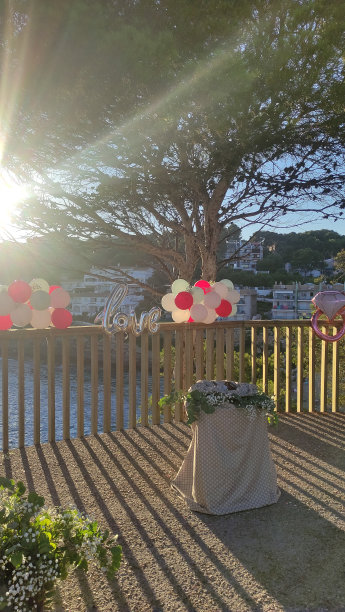 在西班牙塔拉戈纳的海滩上准备婚礼，背景是日落时分美丽的大海。图片下载