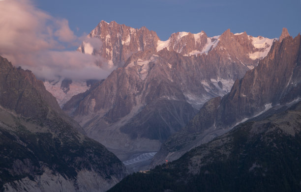 大格拉斯山脉在黄昏时达到顶峰。图片下载