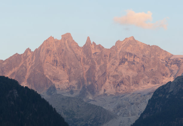 西奥拉峰在布雷加利亚山脉-瑞士在黄昏的光。图片下载