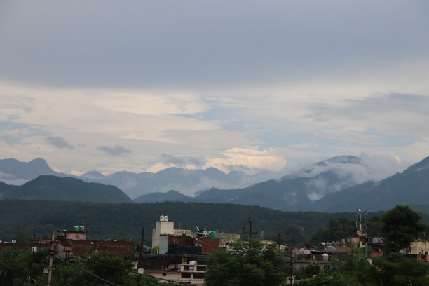 以山和云为背景的德拉敦城。图片下载