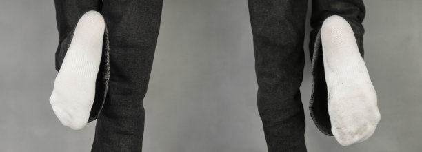 又干净又脏，脚上穿白袜子。漂洗的概念。图片下载