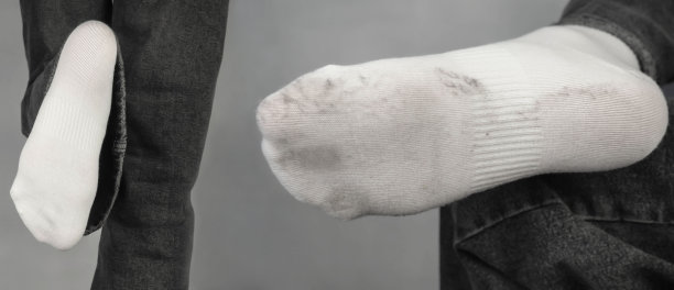 又干净又脏，脚上穿白袜子。漂洗的概念。图片下载