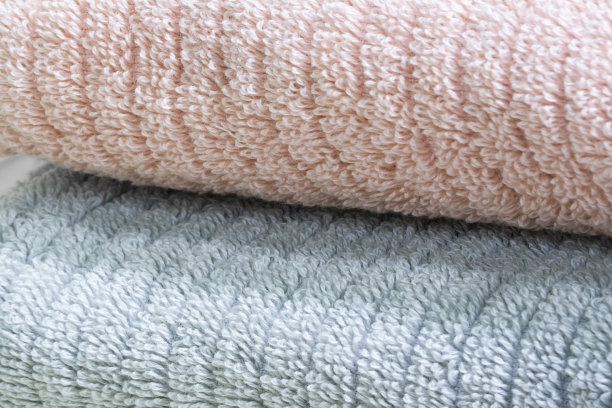 彩色折叠毛巾堆叠特写图片，酒店服务理念背景图片下载