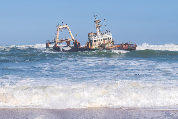 失事的拖网渔船驶离骨架海岸图片下载