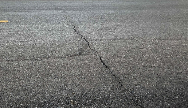 中间有裂缝的混凝土路面图片下载