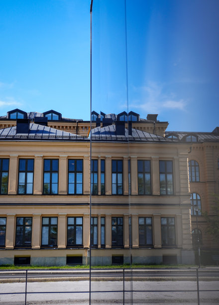 白天从窗户反射出来的建筑物图片下载