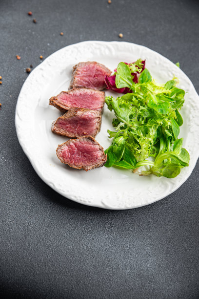 牛肉、牛排、鲜肉、煎肉、烤饭、餐桌上的小吃、复制空间、食物背景、质朴的顶视图图片下载