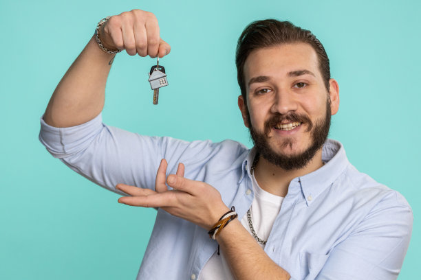 黎巴嫩房地产经纪人展示新房钥匙图片下载