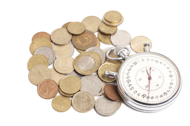 时间就是金钱。秒表和一堆硬币图片下载