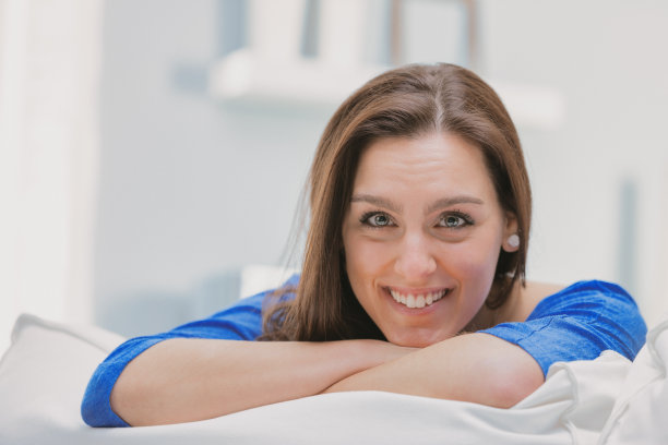 抱着双臂的快乐而梦幻的女人图片下载