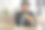 商务人士在办公室用信用卡、银行卡和笔记本电脑进行网上购物支付图片下载