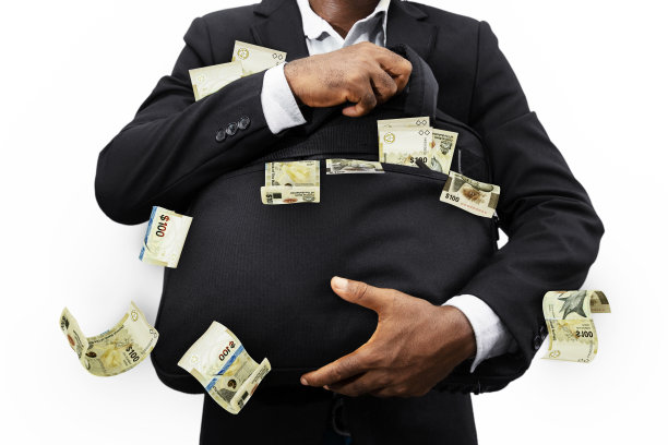 商人拿着装满巴哈马元钞的黑色袋子，白色的背景被孤立，钱从袋子里掉出来图片下载