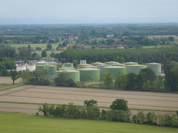 阴天的炼油厂图片下载