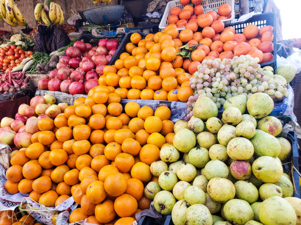 市场摊位上的各种水果。图片下载