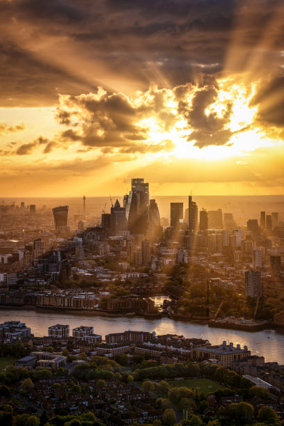 夕阳西下，伦敦金融城的金融摩天大楼图片下载