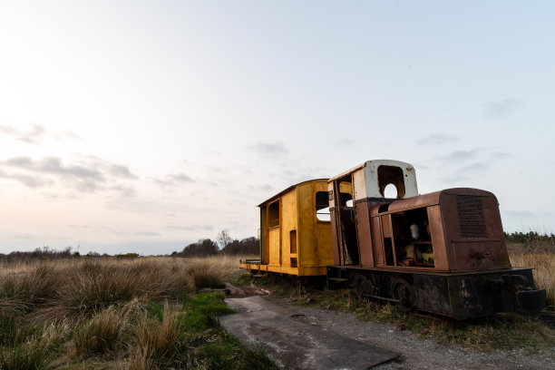 工业衰败:一辆生锈的历史机车图片下载