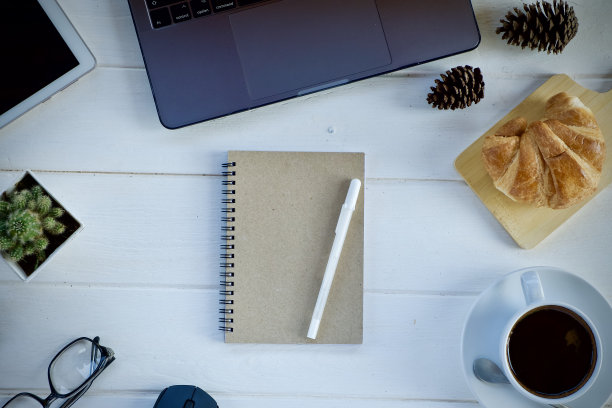 在一个美好的日子里，早上在办公桌上喝一杯热咖啡图片下载