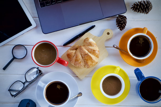 在一个美好的日子里，早上在办公桌上喝一杯热咖啡图片下载