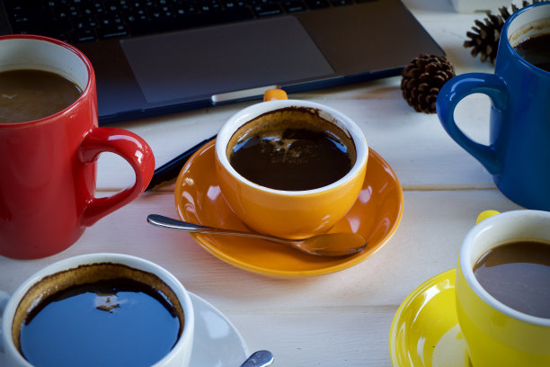 在一个美好的日子里，早上在办公桌上喝一杯热咖啡图片下载