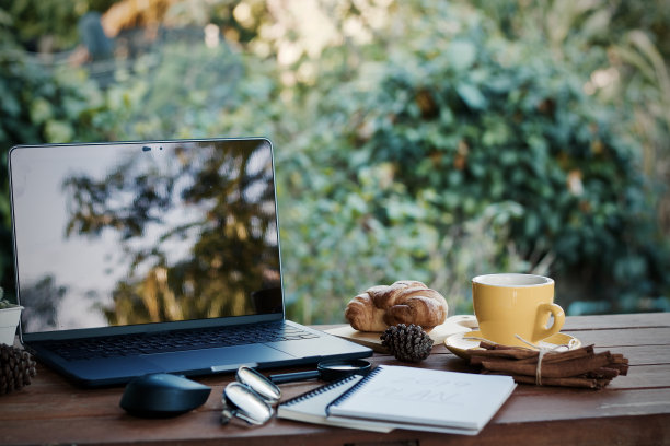 在一个美好的早晨，坐在办公桌上喝一杯热咖啡。图片下载
