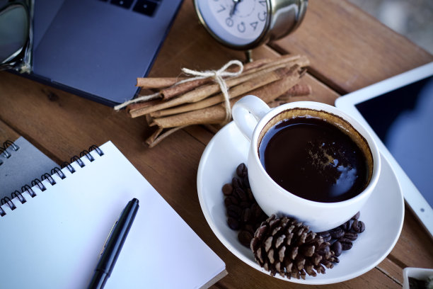 在一个美好的日子里，早上在办公桌上喝一杯热咖啡图片下载