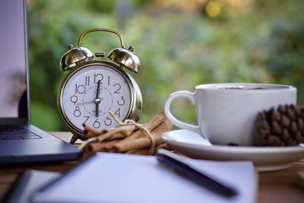 在一个美好的早晨，坐在办公桌上喝一杯热咖啡。图片下载