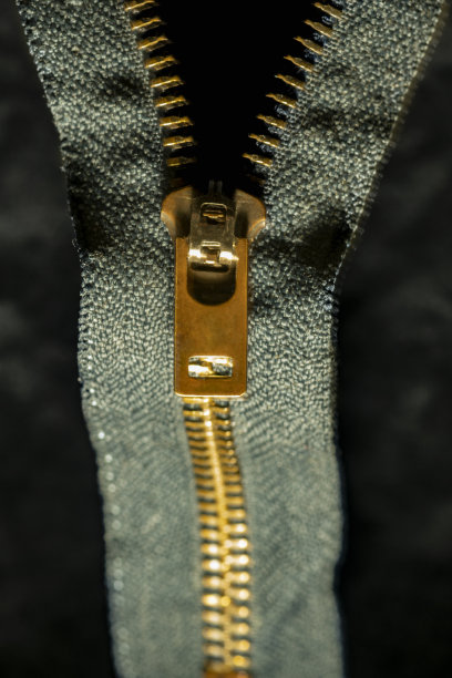 拉链黑色背景特写。水平的照片图片下载