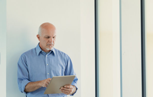 老人询问人工智能图片下载