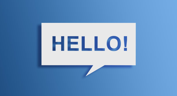 你好，蓝色背景的语音气泡。你好，问候语或欢迎词。设计与字母剪纸在纸演讲泡沫在蓝色背景。沟通概念，介绍。图片下载