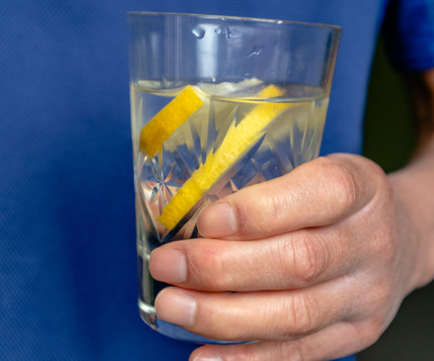 运动后喝柠檬水图片下载