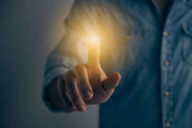 休闲商人的手和手指触摸屏或虚拟透明按钮在复古的色调图片下载