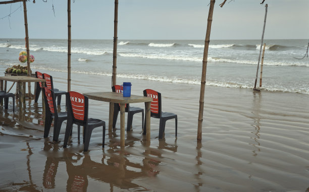 西孟加拉邦曼达马尼海滩上摆放着空椅子的小吃摊图片下载