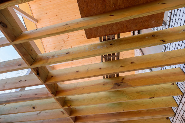 在新的定制家庭甲板天井地板托梁正在铺设在一个新的方式为木制甲板图片下载