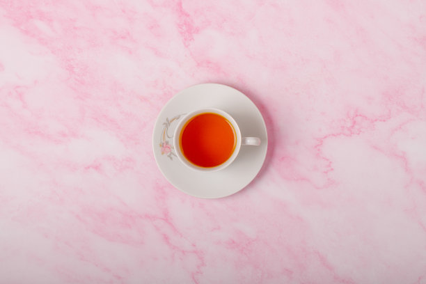 一杯粉红色背景的茶。前视图。副本的空间。图片下载