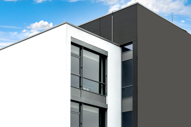 白色，棕色和蓝色天空背景的现代建筑。图片下载